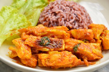 baharatlı karıştırın kızarmış somon çanak üzerinde kahverengi pirinç ve köri Yapıştır