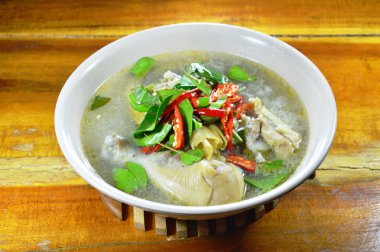 tavuk budu Tom Yum Tay baharatlı çorba kase üzerinde