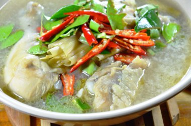 tavuk budu Tom Yum Tay baharatlı çorba kase üzerinde