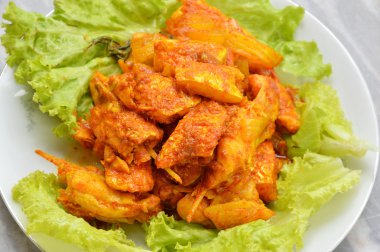 köri yapıştırma çanak üzerinde de baharatlı karıştırın kızarmış somon