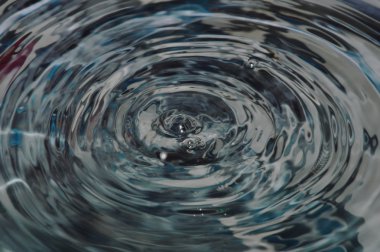 siyah arka plan üzerine dalga su damlasına