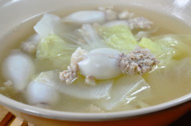 haşlanmış kıyılmış domuz Çin lahanası sıcak çorba kase kalamar dolması