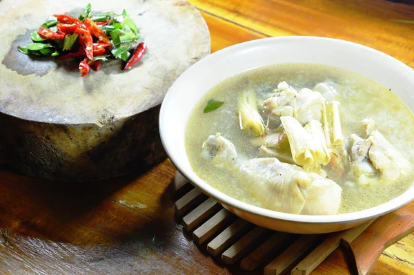 Куриная нога Том Юм Тайский острый суп и приправа на деревянной отбивной — стоковое фото