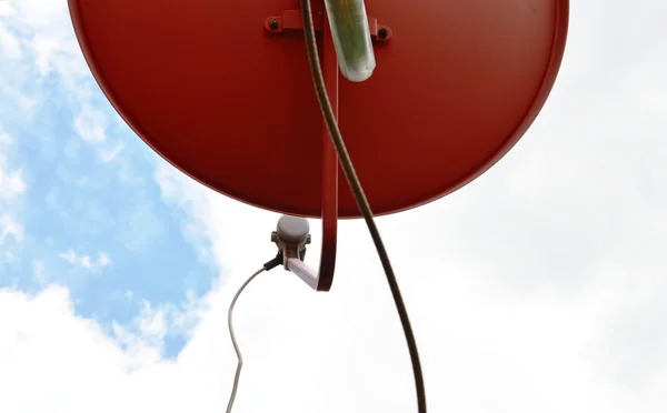 붉은 위성 접시와 하늘 배경 — 스톡 사진