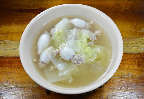 Варені фаршем зі свинини Фаршировані кальмари з китайської капусти гарячий суп в мисці — стокове фото