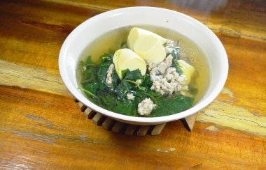 kıyılmış domuz eti ve yumurta tofu sıcak çorba ile sebze kabak