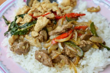 baharatlı karıştırın kızarmış tavuk eti ve iç organlar ile pirinç fesleğen yaprağı