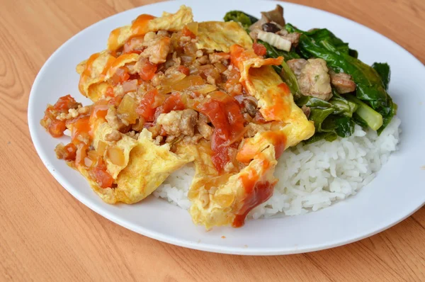 Tortilla rellena y revuelva la col china frita con las entrañas de pollo en el arroz — Foto de Stock