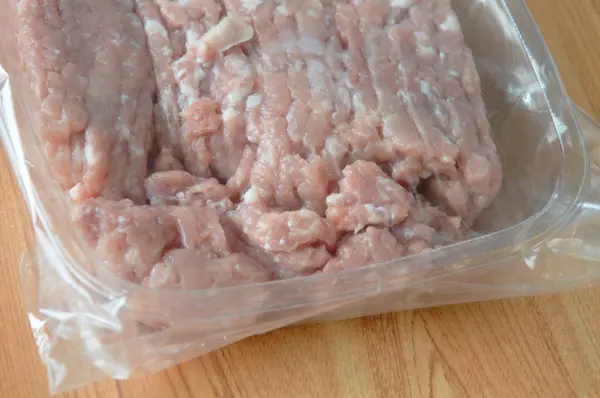 Pacote de carne de porco picada cru para manter em saco de plástico transparente — Fotografia de Stock