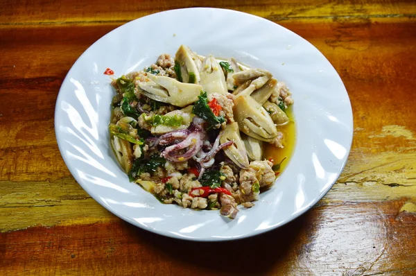 Calamar frito revuelto picante con setas y hojas de albahaca en el plato —  Fotos de Stock