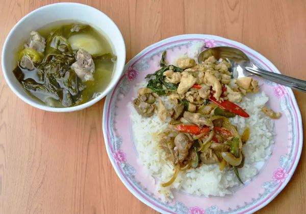 Ayam goreng aduk pedas dengan daun kemangi dan sup kubis acar — Stok Foto