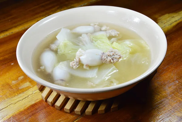 Calamari ripieni di carne di maiale macinata bollita con zuppa calda di cavolo cinese in ciotola — Foto Stock