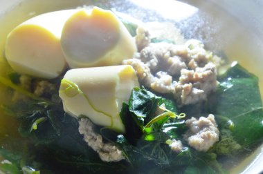 kıyılmış domuz eti ve yumurta tofu sıcak çorba ile sebze kabak