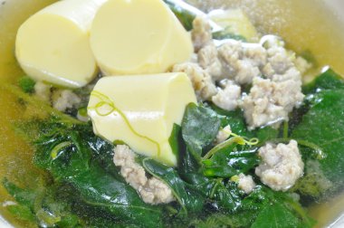 chop domuz eti ve yumurta tofu sıcak çorba ile sebze kabak