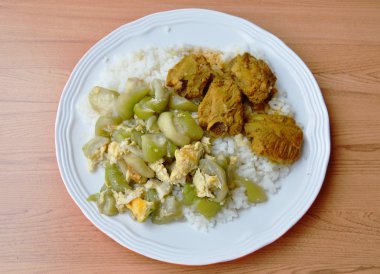 kızarmış kabak ile yumurta ve domuz eti kemik köri pirinç üzerine ilave edin.