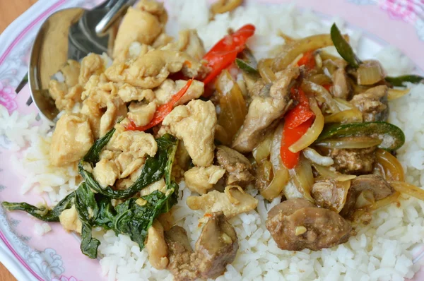 Bumbu daging ayam goreng dan isi perut dengan daun kemangi pada beras — Stok Foto