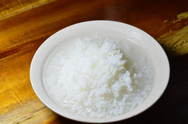 Gekochter Reis heiße Suppe auf Schüssel — Stockfoto