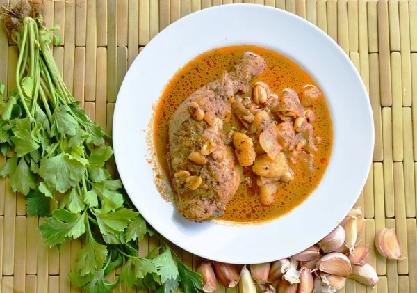 Hähnchenkeule würzig-süßes Curry auf Gericht — Stockfoto