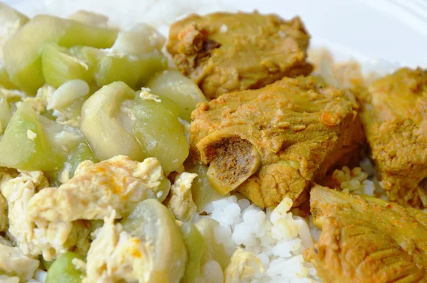 Curry de hueso de cerdo y revuelva la calabaza frita con huevo sobre arroz — Foto de Stock