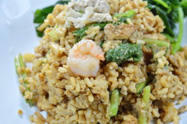 domuz eti ve Çince kale siyah soya soslu karides plaka üzerinde Tepesi, kızarmış yumurta pilav