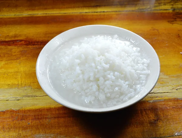 Mingau de arroz quente na tigela — Fotografia de Stock