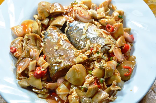 Сардин консервована рибна заправка грибний кетчуп соус гострий салат — стокове фото