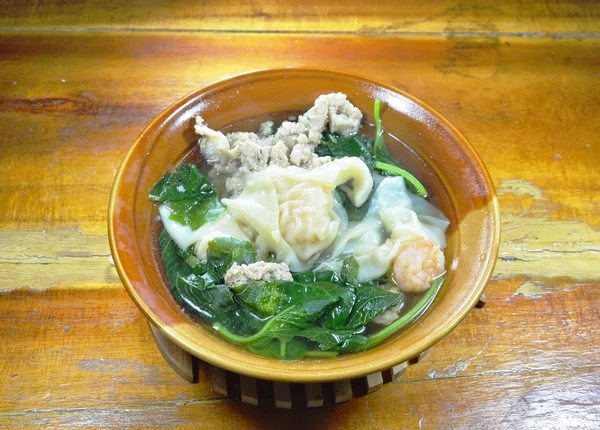 Bolinho de camarão cozido com espinafre e carne de porco picada em sopa quente — Fotografia de Stock