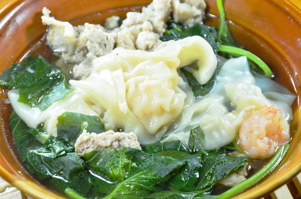 Gnocchi di gamberetti bolliti con spinaci e carne di maiale tritata in zuppa calda — Foto Stock