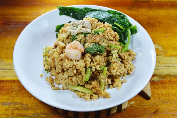 Smažené vejce rýže s vepřovým a Číňané kale v černé sójové omáčky poleva krevety na jídlo — Stock fotografie