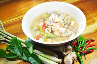 deniz ürünleri baharatlı sıcak çorba ve karışık bitki