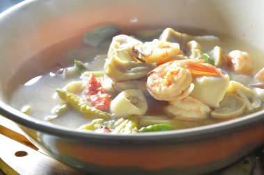 deniz ürünleri baharatlı sıcak çorba kase