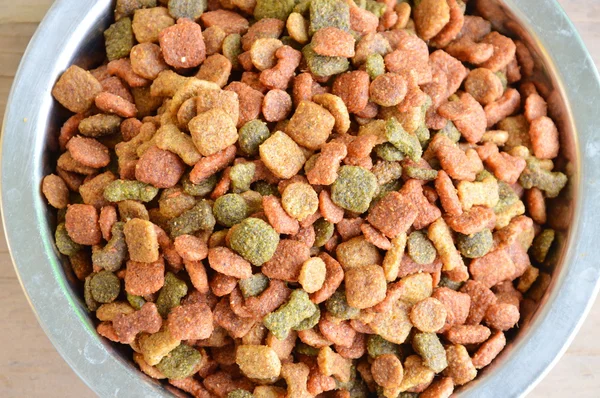 Сухой корм для собак из нержавеющей миски — стоковое фото