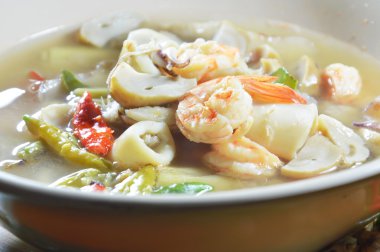 deniz ürünleri baharatlı sıcak çorba kase