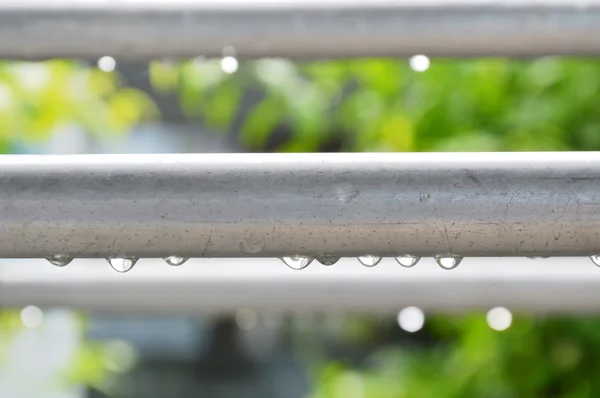 Goccia d'acqua sulla linea di abbigliamento in alluminio dopo la pioggia — Foto Stock