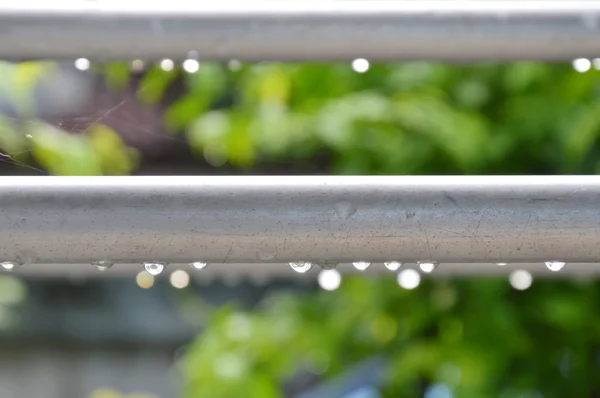 Goccia d'acqua sulla linea di abbigliamento in alluminio dopo la pioggia — Foto Stock