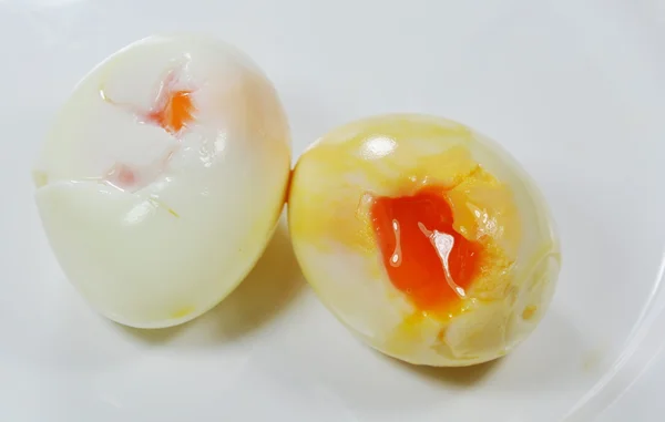 Варене яйце з вершковим жовтком на білій тарілці — стокове фото