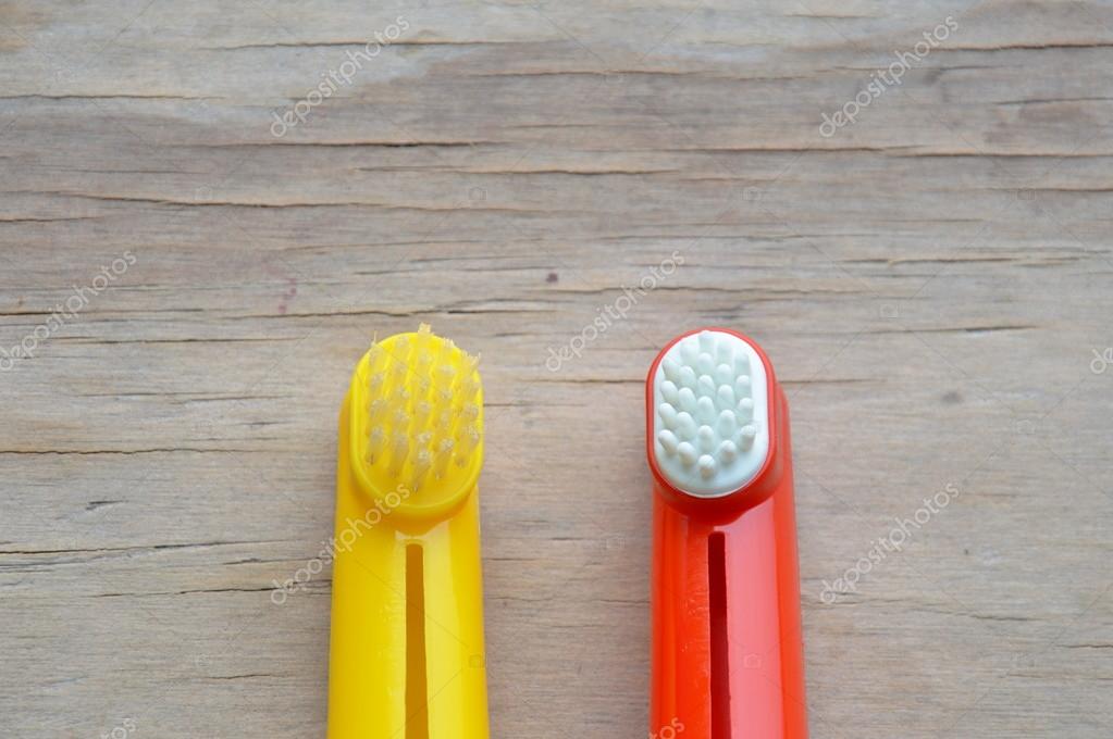 Brosse A Dents Utilisee Par Usure Au Doigt Pour Chien Et Chat Sur La Table Image Libre De Droit Par Pedphoto3pm C