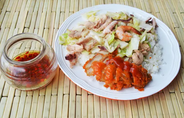 Aduk kubis goreng dengan makanan laut dan ayam renyah di atas nasi — Stok Foto