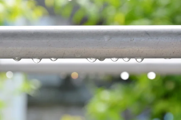 Gota de agua en la línea de ropa de aluminio después de la lluvia — Foto de Stock