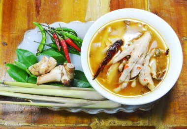 tavuk ayağı demirhindi yaprak baharatlı çorba ve karışık madde bitki ile