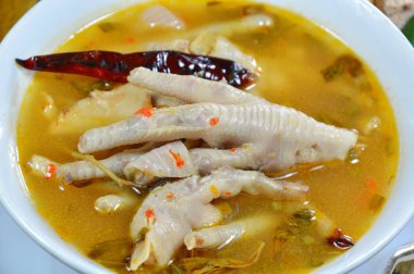 tavuk ayakları baharatlı çorba kase üzerinde