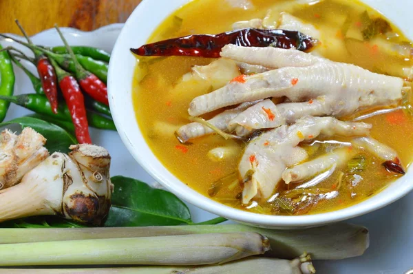 Zampe di pollo con foglia di tamarindo tom yam e erba ingrediente misto — Foto Stock