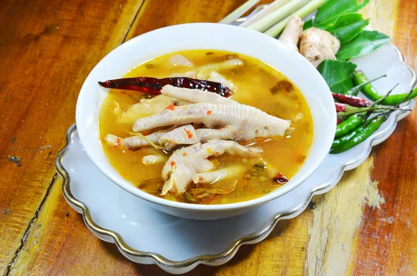 Kip voeten met tamarinde blad pittige soep en gemengde ingrediënt kruid — Stockfoto
