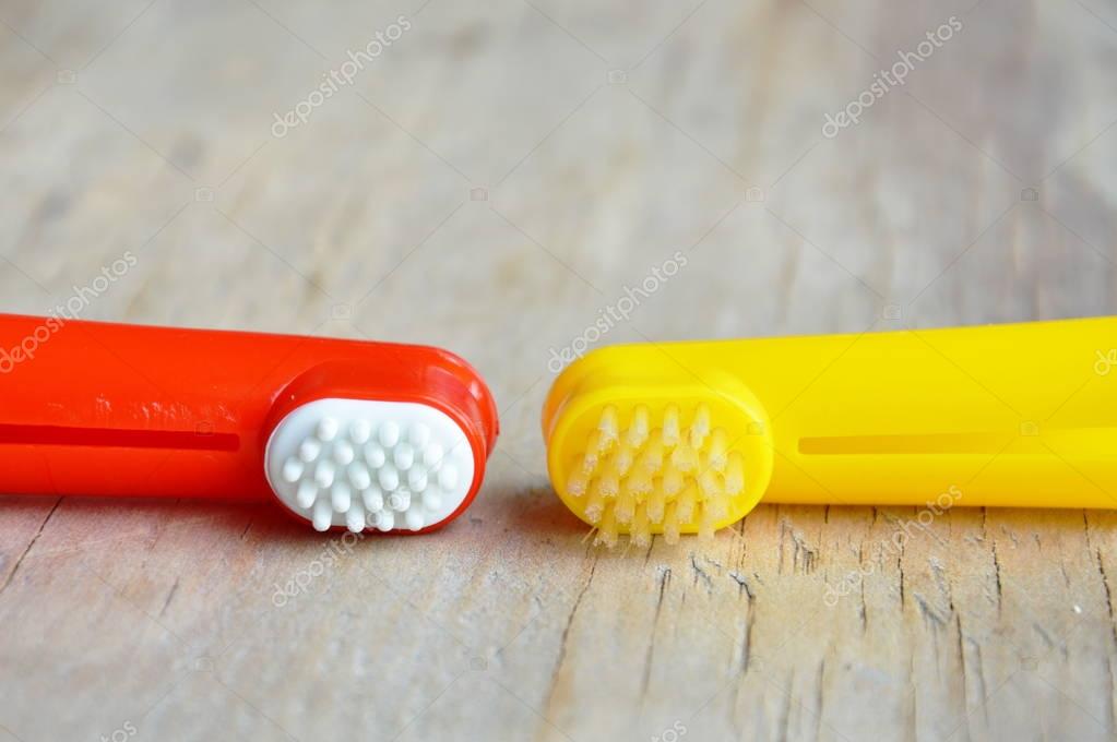 Brosse A Dents Pour Chien Et Chat Utilisee Par Mettre Un Doigt Sur Une Planche En Bois Image Libre De Droit Par Pedphoto3pm C