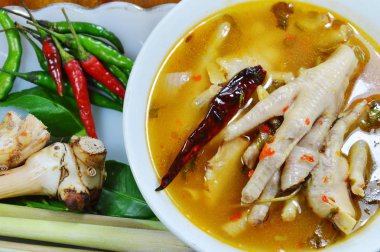 tavuk ayağı demirhindi yaprak baharatlı tom yam ve karışık madde bitki ile