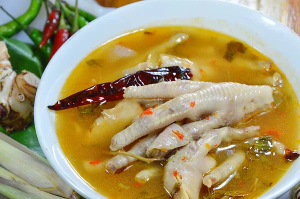 Zampe di pollo con foglia di tamarindo zuppa piccante e erba ingrediente misto — Foto Stock