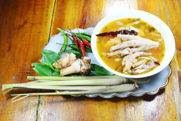 Kip voeten met tamarinde blad pikante tom yam en gemengde ingrediënt kruid — Stockfoto