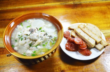  Balık ile haşlanmış pirinç yemek derin kızarmış karışık Asya sosis ile