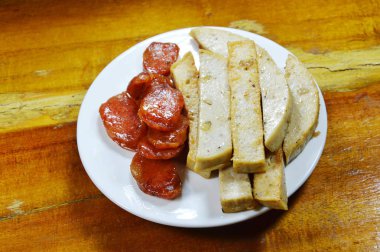 Çin ve Vietnam domuz sosisi çanak üzerinde kızarmış