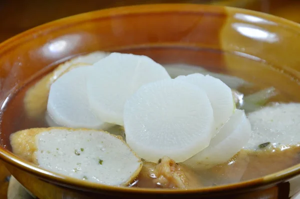 Lobak rebus dan irisan ikan sup panas pada mangkuk — Stok Foto
